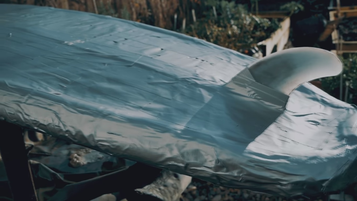 As&iacute; funciona sobre el agua una tabla de surf hecha de cinta adhesiva 