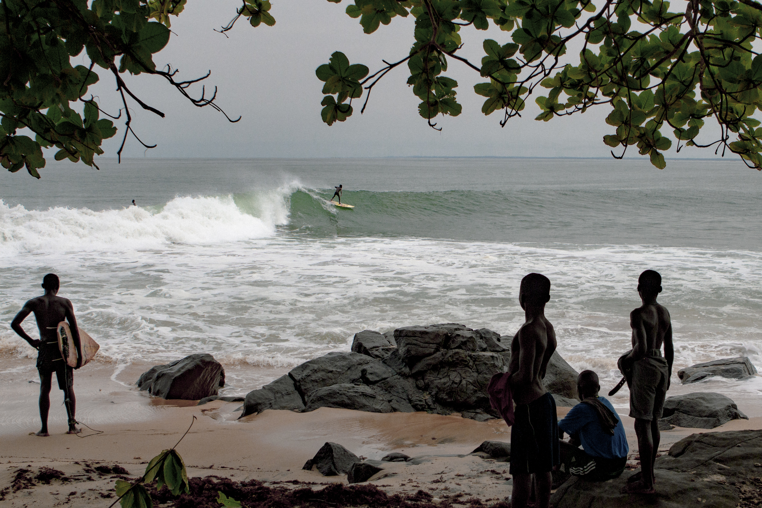 Una pel&iacute;cula de surf en Liberia con ex ni&ntilde;os soldados