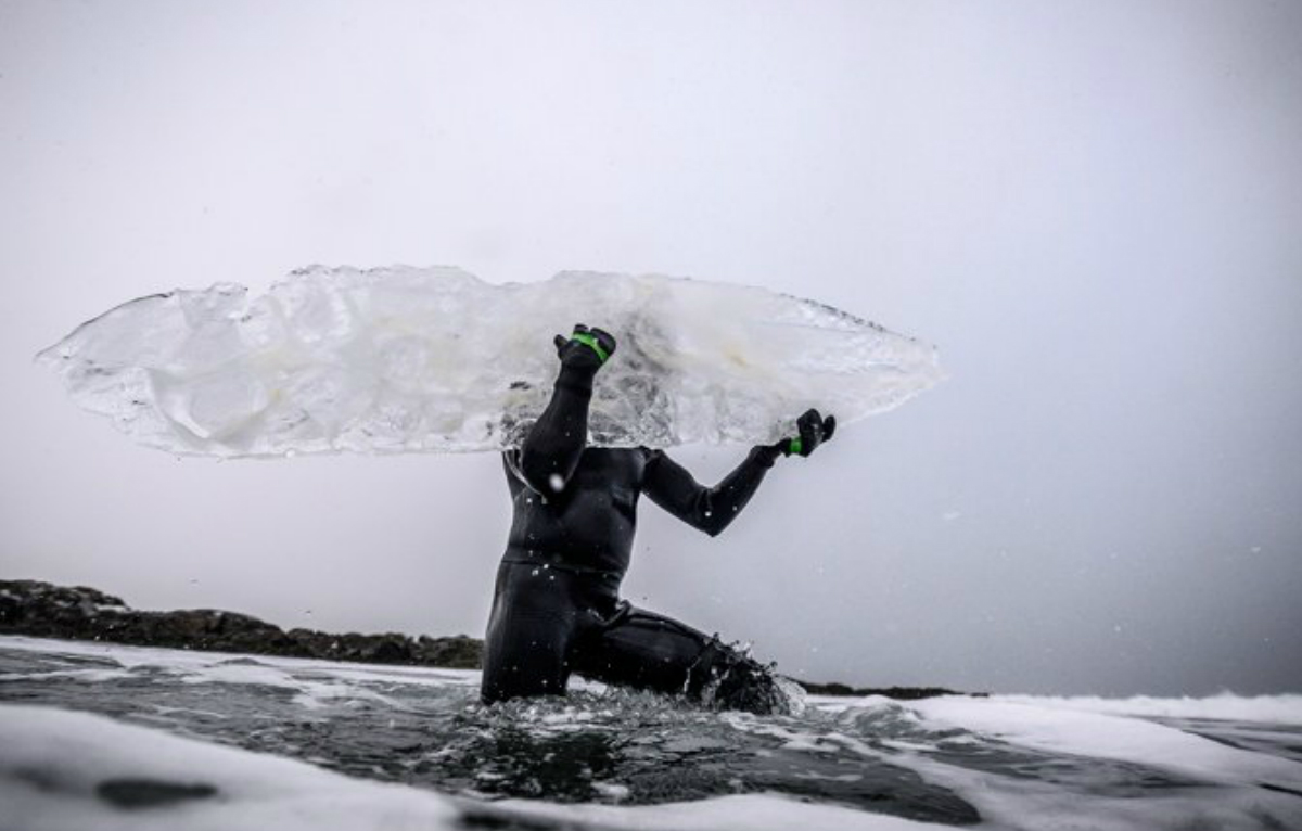 El desaf&iacute;o de surfear en una tabla de hielo