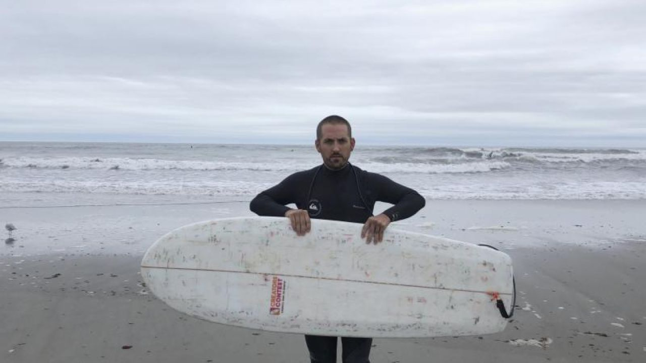 Dise&ntilde;an tabla de surf con vasos de caf&eacute;